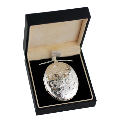 Sliver 45x35mm oval hand engraved Locket with a 1.3mm wide curb Chain 18 inches - Image 4