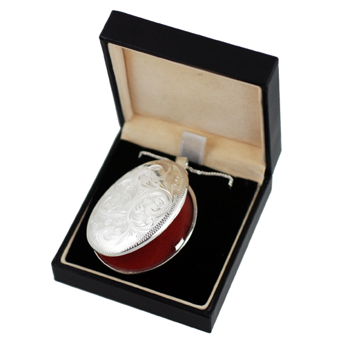 Sliver 45x35mm oval hand engraved Locket with a 1.3mm wide curb Chain 18 inches - Image 5