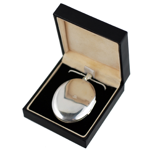 Sliver 45x35mm oval hand engraved Locket with a 1.3mm wide curb Chain 18 inches - Image 6