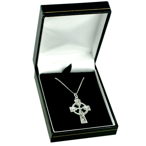 9ct White Gold 28x20mm hand engraved Celtic Cross with a 1mm wide curb Chain - Image 3