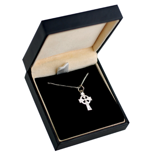 9ct White Gold 16x11mm hand engraved Celtic Cross with a 1mm wide curb Chain - Image 3